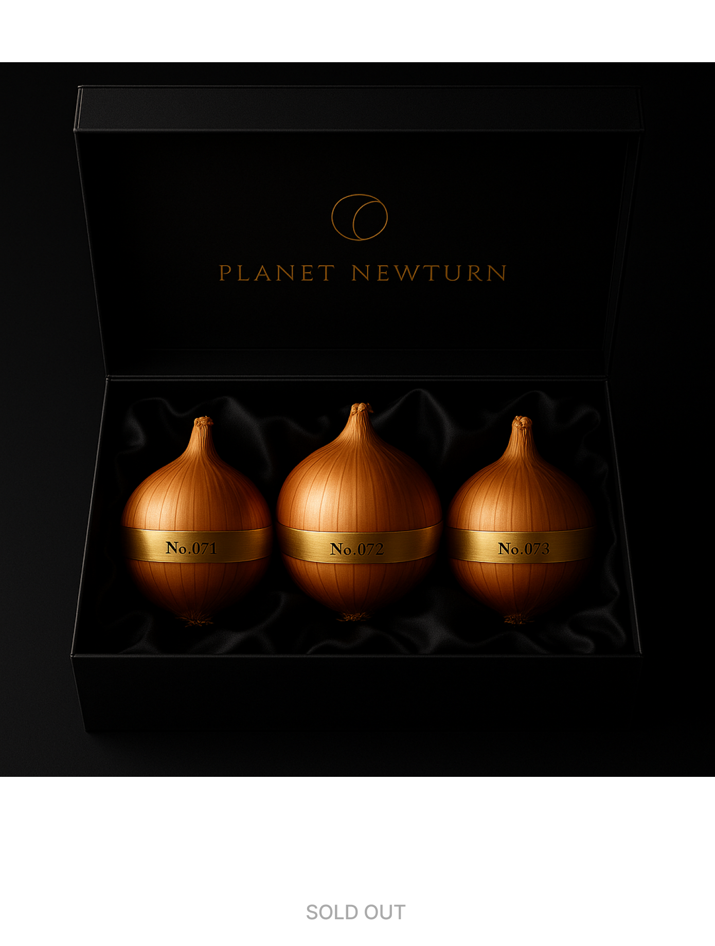 Earth2 / PLANET NEWTURN에서 생산된 프리미엄 식자재 한정판 ‘Planet Newturn Onion’ 3구 세트. No.071, No.072, No.073로 넘버링된 개별 양파가 고급 패키지 박스에 수납되어 완판된 한정 수량 상품.
